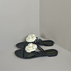 🚩steal authentic CHANEL Black Sandals with Cream Floral Detail